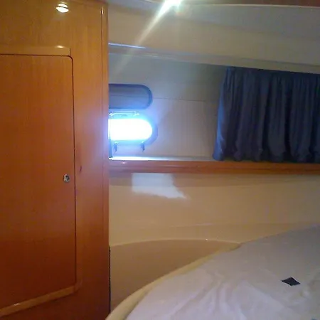Hotel na wodzie Bateau Zathur Bye Carpe Diem *